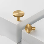 Knopp/krok ch057 i  mässing - detalj